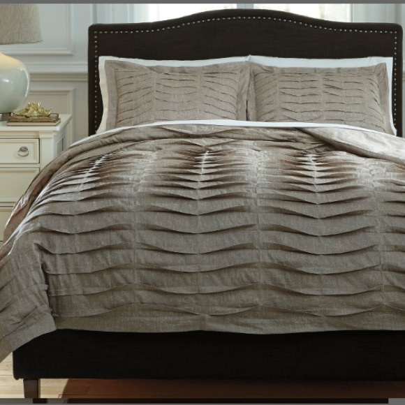 Voltos King Duvet Cover Set ( duvet and 2 king shams) . New condition,but washed - Picture 2 of 4